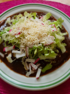 Una foto de Tlacoyos ahogados en salsa de pasilla