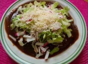 Una foto de Tlacoyos ahogados en salsa de pasilla