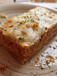 Una foto de Milhojas gratinado de pasta filo y butifarra de perol con níscalos
