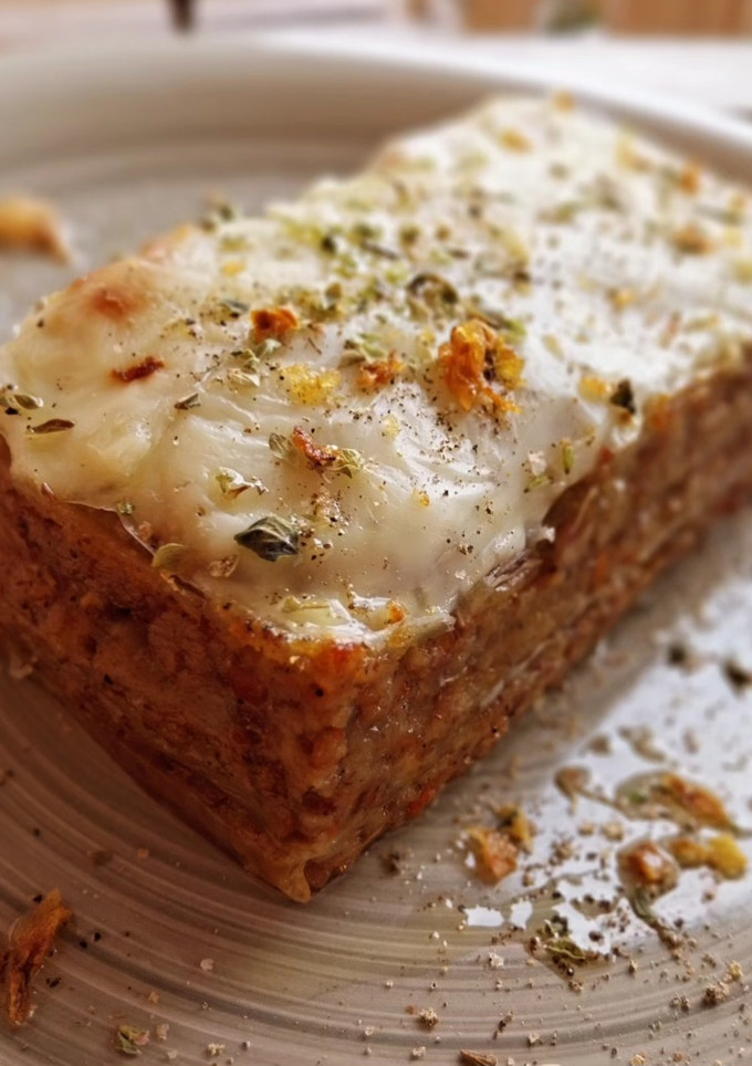 Una foto de Milhojas gratinado de pasta filo y butifarra de perol con níscalos