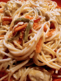 Una foto de Salsa blanca de pollo y verduras para spaghetti 😋