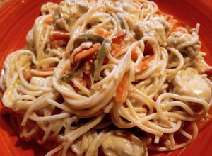 Una foto de Salsa blanca de pollo y verduras para spaghetti 😋