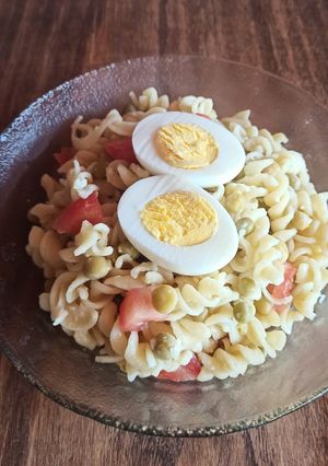 Una foto de Ensalada tibia de espirales con arvejas y más