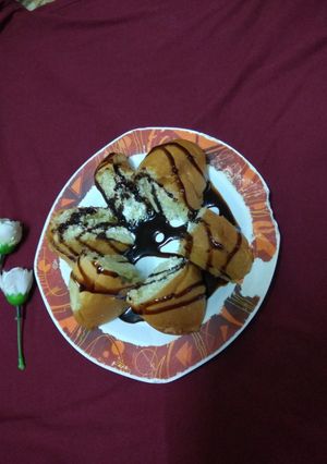 A picture of Stuffed Creamy Buns with Chocolate Sauce.