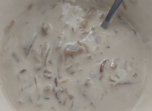 Una foto de Salsa🥯de tocineta🥓y cebollas caramelizadas🥛🧅🧄
