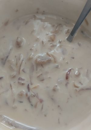 Una foto de Salsa🥯de tocineta🥓y cebollas caramelizadas🥛🧅🧄