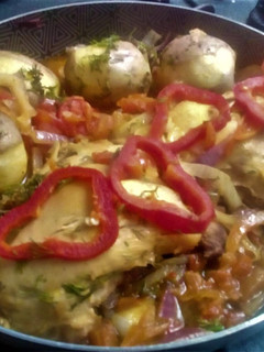 Una foto de ContraMuslos de Pollo 🍗Guisado con Papas
