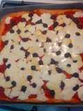Pizza alta con olive e acciughe