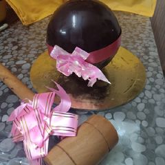 A picture of Pinata chocolate cake.