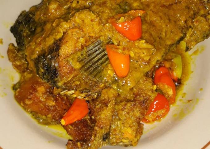 Bagaimana Menyiapkan Gurame Kuah Kuning yang Lezat
