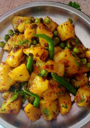 आलू मटर की स्वादिष्ट सब्जी (aloo matar ki swadist sabzi recipe in Hindi) रेसिपी मुख्य फोटो