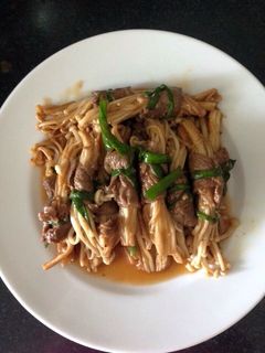 Hình của món Bò cuộn nấm kim châm.