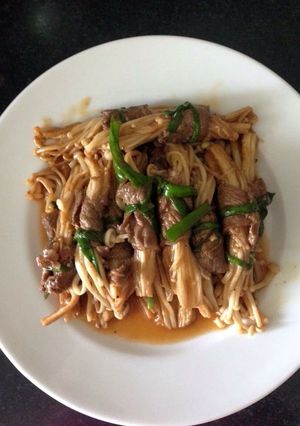 Hình của món Bò cuộn nấm kim châm.