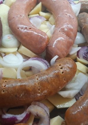 Sült hurka, sült kolbász tepsis krumplival recept fotója