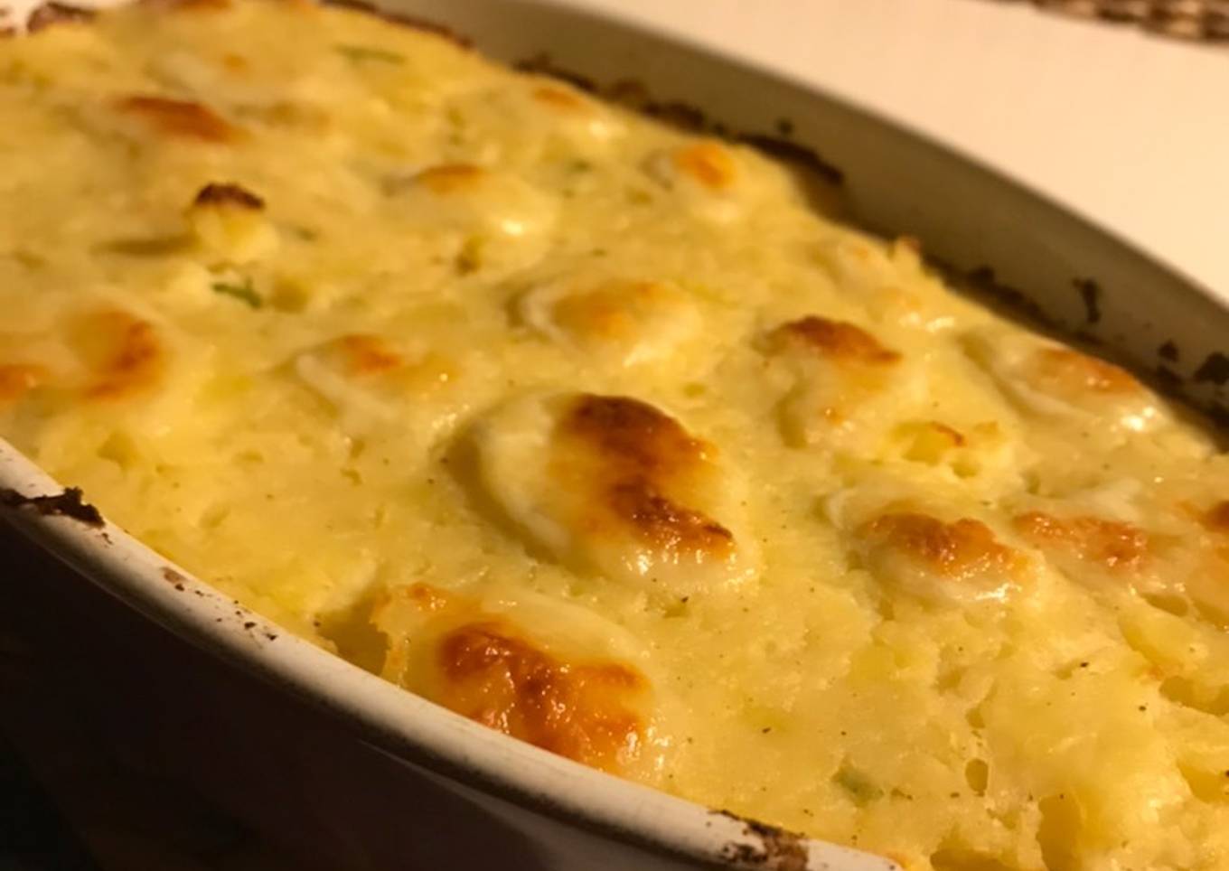 Hachis Parmentier Saumon & crevettes sur fondue de poireaux