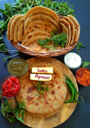 आलू पराठा मक्खनवाला(Aloo paratha makhanwala recipe in hindi) रेसिपी मुख्य फोटो
