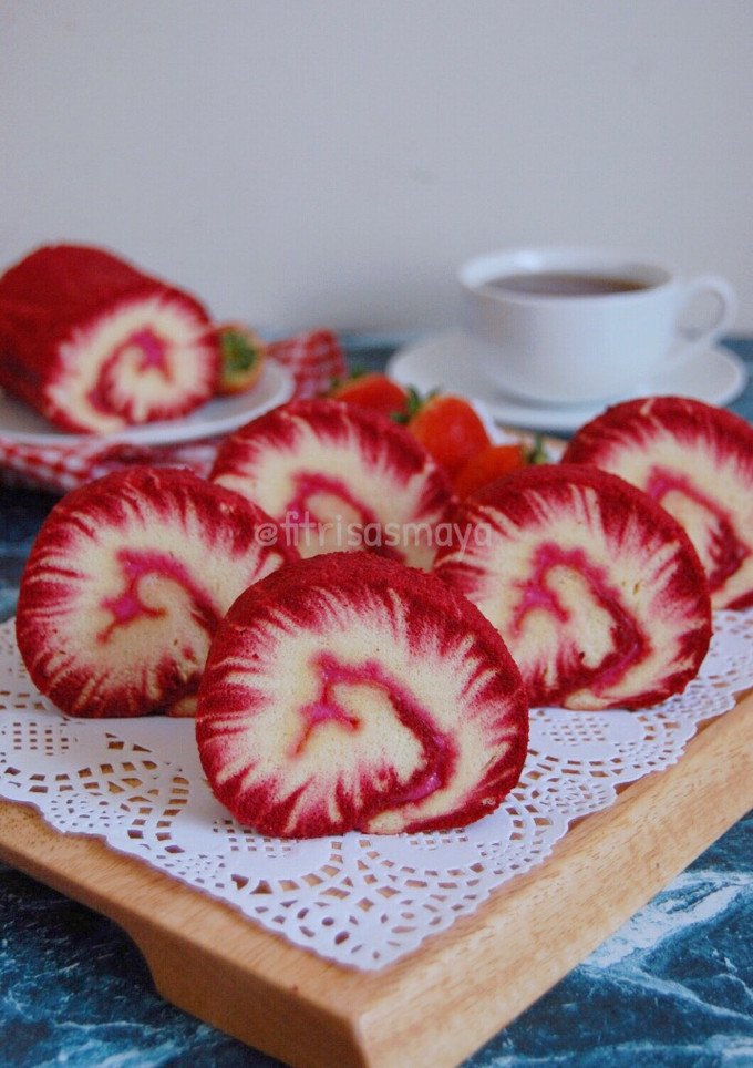 Foto resep Hurricane Beetroot Swiss Roll Cake + photo step by step(#seninSemangat)