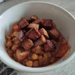 Una foto de Garbanzos con tofu y mango