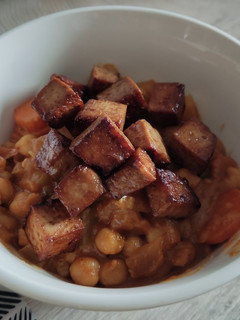 Una foto de Garbanzos con tofu y mango