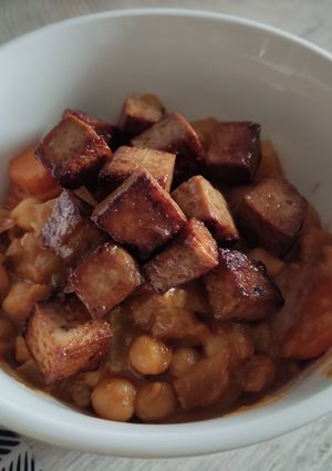 Una foto de Garbanzos con tofu y mango