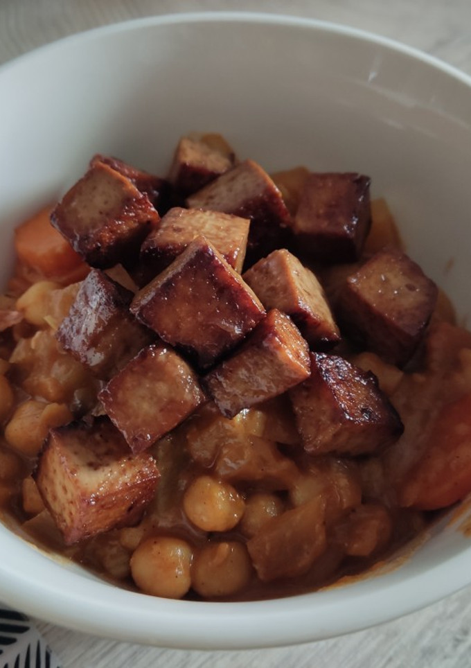 Una foto de Garbanzos con tofu y mango