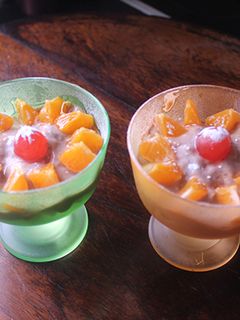 Una foto de Mandarina y melón con yogurt de chocolate