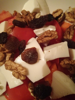 Una foto de Tomate con frutos secos y queso
