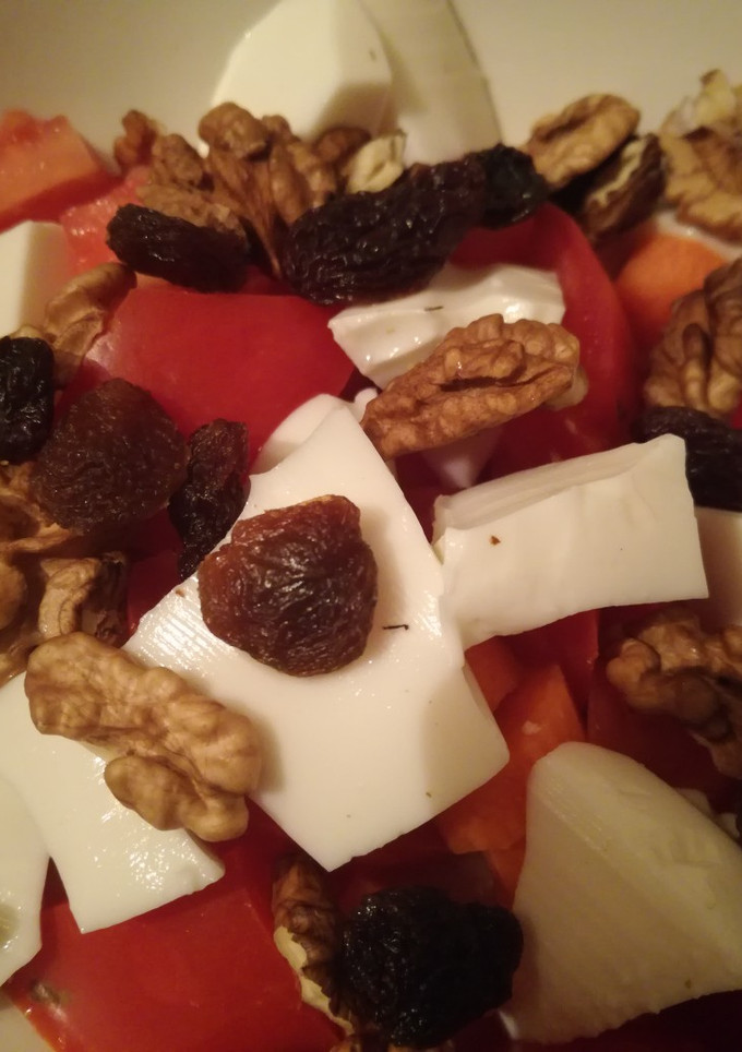 Una foto de Tomate con frutos secos y queso