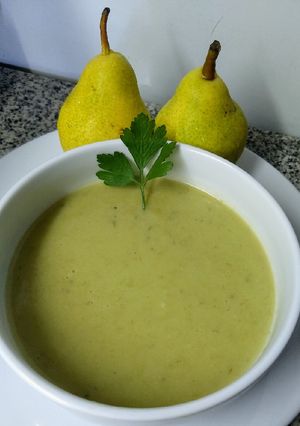 Una foto de Sopa de puerro y pera
