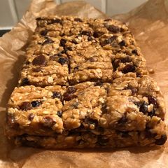 A picture of No-bake Fruity oatmeal protein bars (V).
