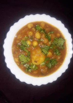 सफेद मटर और आलू की मसालेदार सब्जी (Safed matar aur aloo ki masaledar sabzi recipe in Hindi) रेसिपी मुख्य फोटो