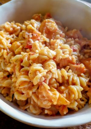 Una foto de Pasta Tirabuzón con salsa y verduras