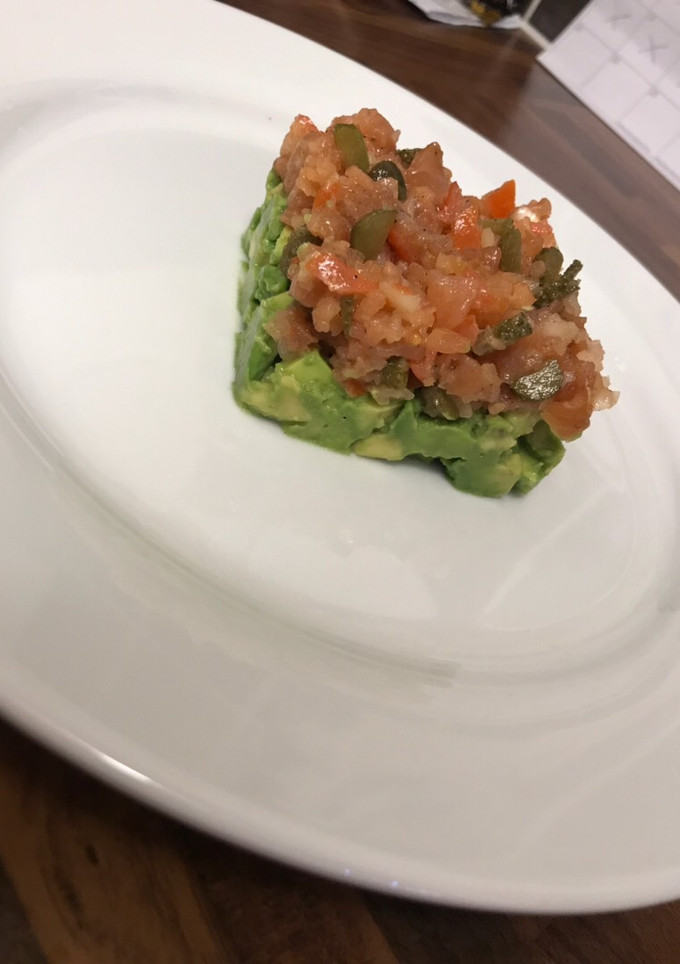 Una foto de Tartar de salmón