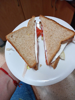 Una foto de Sándwich de jamón cocido, queso fresco y ensalada