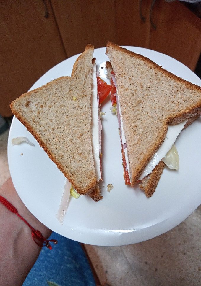 Una foto de Sándwich de jamón cocido, queso fresco y ensalada