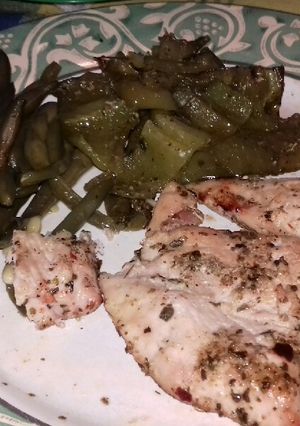 Una foto de Pollo a la plancha con morrón asado y chuchas