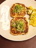 Hamburguesas de salmón con salsa tártara, germinados