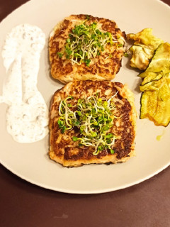 Una foto de Hamburguesas de salmón con salsa tártara, germinados