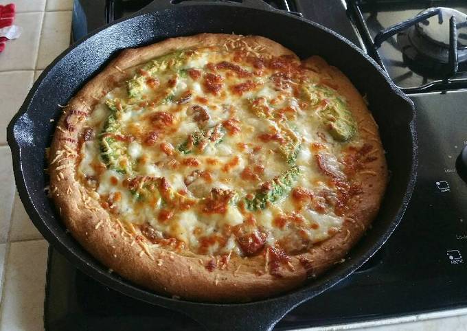 How to Make Super Quick Homemade Homemade Deep Dish Pizza in a Cast Iron Skillet