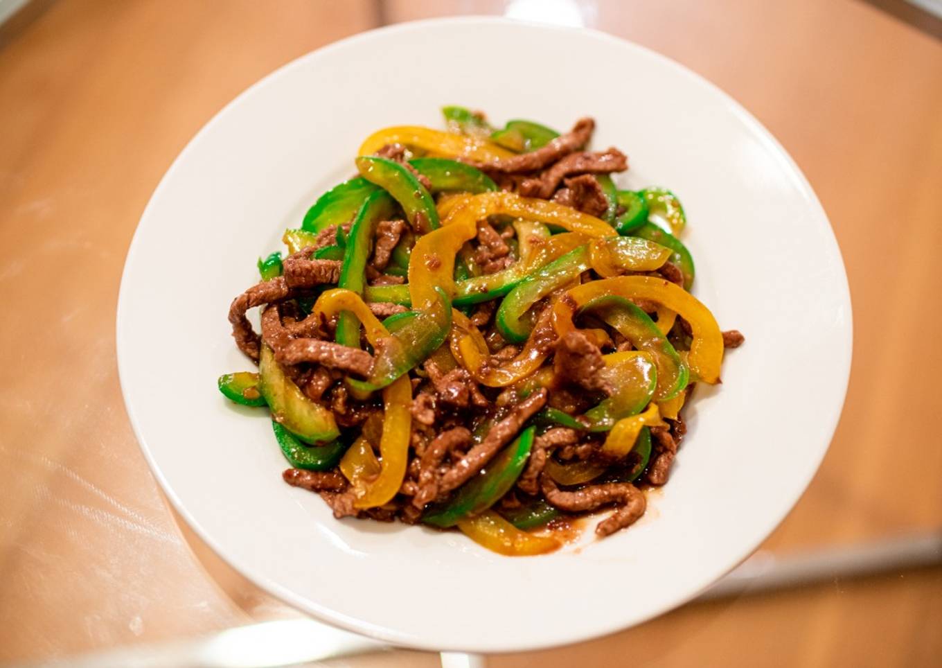 Stir-fried beef and paprika with oyster sauce