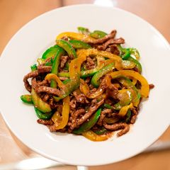 A picture of Stir-fried beef and paprika with oyster sauce.