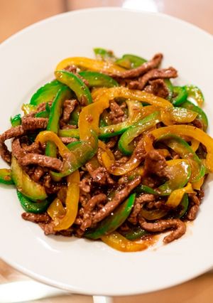 A picture of Stir-fried beef and paprika with oyster sauce.