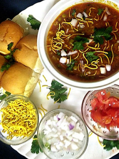 સેવ ઉસળ (Sev Usal Recipe In Gujarati) રેસીપી મુખ્ય ફોટો