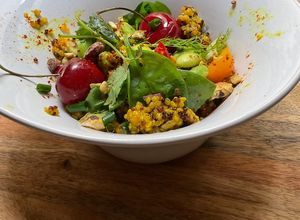 Une photo de 🍋Salade 🥗 estivale 🍒quinoa 🌶️fève fraîche 🍃épinards