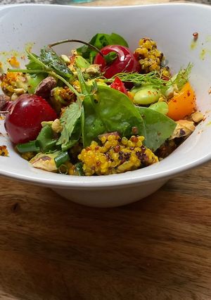 Une photo de 🍋Salade 🥗 estivale 🍒quinoa 🌶️fève fraîche 🍃épinards