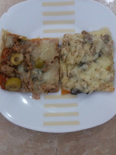 Una foto de Pizza mitad pollo y mitad atún
