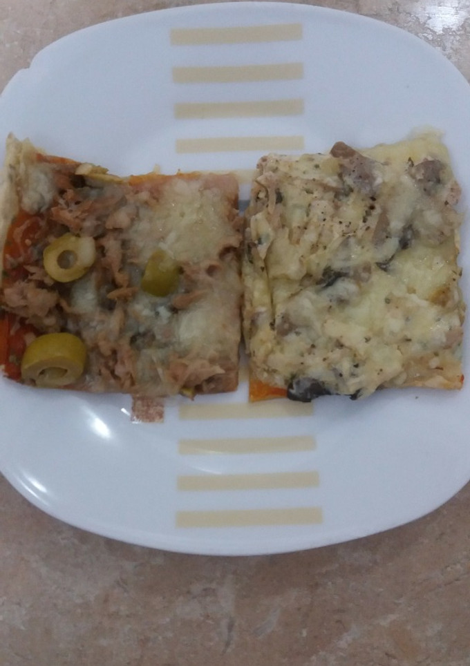 Una foto de Pizza mitad pollo y mitad atún