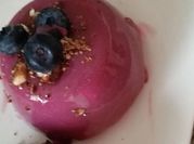 Una foto di dolce al cucchiaio con latte condensato