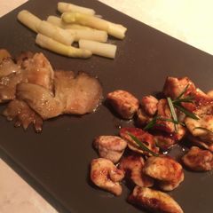 A picture of Marmalade chicken with mushrooms and asparagus .