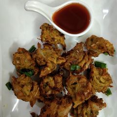 A picture of Cabbage bhajiya or pakoda.